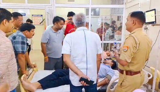 फोटो-6- जिला अस्पताल के पास कार में लगी आग बुझाते दमकल कर्मी। स्रोत: पुलिस फोटो-6- जिला अस्पताल के पास कार में लगी आग बुझाते दमकल कर्मी। स्रोत: पुलिस