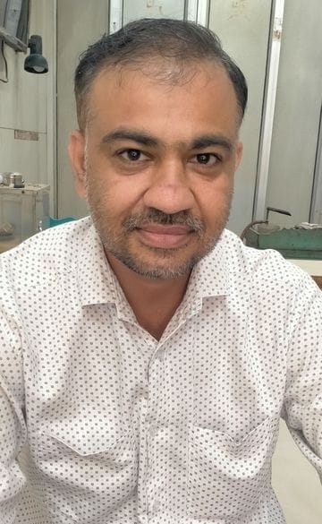 फोटो संख्या:54-महेंद्रगढ़ के वाहन शोरूम पर बाइक को देखते ग्राहक--संवाद फोटो संख्या:54-महेंद्रगढ़ के वाहन शोरूम पर बाइक को देखते ग्राहक--संवाद