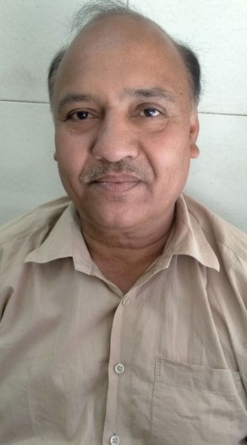 फोटो संख्या:91- सराफा बाजार में एक दुकान में आभूषण खरीदते ग्राहक--संवाद