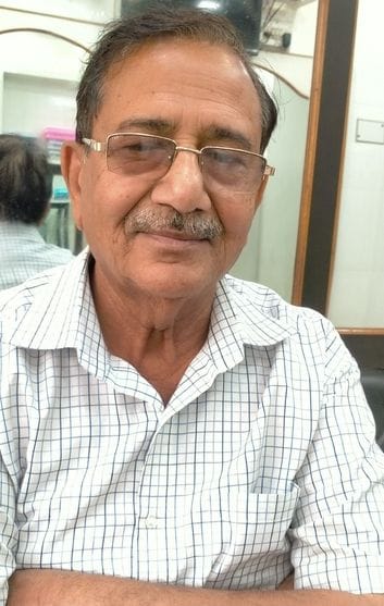 फोटो संख्या:91- सराफा बाजार में एक दुकान में आभूषण खरीदते ग्राहक--संवाद