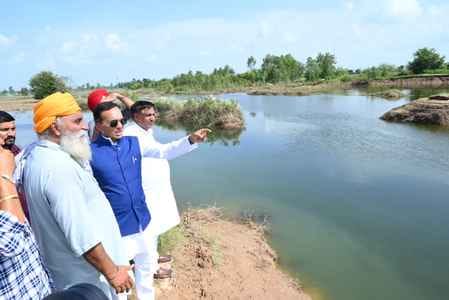 इस्माईलाबाद। बाढ़ से प्रभावित क्षेत्रों का दौरा करते सांसद नवीन जिंदल। स्वंय इस्माईलाबाद। बाढ़ से प्रभावित क्षेत्रों का दौरा करते सांसद नवीन जिंदल। स्वंय