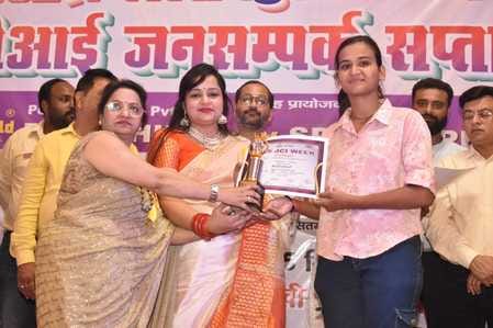 जेसीआई जनसंपर्क सप्ताह के मौके पर आयोजित गायन प्रतियोगिता में अपनी अपनी प्रस्तुति देते प्रतिभाग जेसीआई जनसंपर्क सप्ताह के मौके पर आयोजित गायन प्रतियोगिता में अपनी अपनी प्रस्तुति देते प्रतिभाग