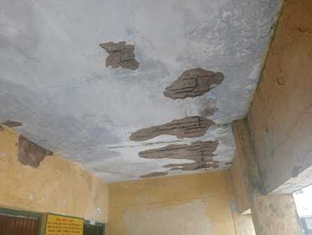 जवाली गर्ल्स स्कूल के भवन छत के खस्ताहाल। संवाद जवाली गर्ल्स स्कूल के भवन छत के खस्ताहाल। संवाद