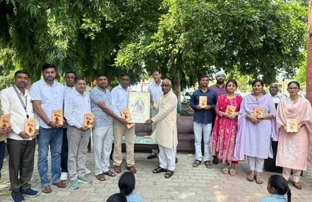 कुरुक्षेत्र। भजनोपदेशक जयपाल आर्य का स्वागत करते हुए स्कूल स्टाफ। सौ स्वयं कुरुक्षेत्र। भजनोपदेशक जयपाल आर्य का स्वागत करते हुए स्कूल स्टाफ। सौ स्वयं