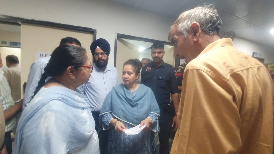 कुरुक्षेत्र। जिला नागरिक अस्पताल में मरीज की शिकायत सुनती स्वास्थ्य मंत्री आरती राव। संवाद कुरुक्षेत्र। जिला नागरिक अस्पताल में मरीज की शिकायत सुनती स्वास्थ्य मंत्री आरती राव। संवाद