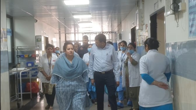 कुरुक्षेत्र। जिला नागरिक अस्पताल में मरीज की शिकायत सुनती स्वास्थ्य मंत्री आरती राव। संवाद कुरुक्षेत्र। जिला नागरिक अस्पताल में मरीज की शिकायत सुनती स्वास्थ्य मंत्री आरती राव। संवाद