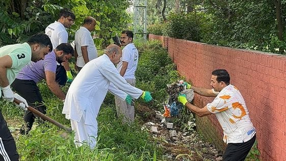 कुरुक्षेत्र। स्वच्छता अभियान के तहत सफाई करते उपायुक्त विश्राम कुमार मीणा व अन्य अधिकारी व कर