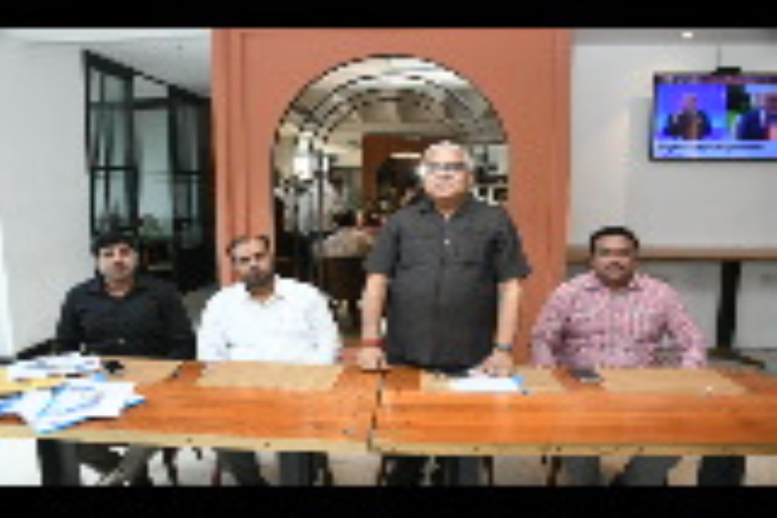 कार्यक्रम की जानकारी देते सोसाइटी के सदस्य। कार्यक्रम की जानकारी देते सोसाइटी के सदस्य।