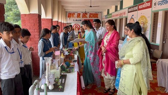 लाडवा। प्रदर्शनी का अवलोकन करते हुए बीईओ नीलम सैनी। संवाद लाडवा। प्रदर्शनी का अवलोकन करते हुए बीईओ नीलम सैनी। संवाद