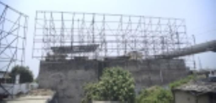 लखनऊ शहर में लगे भारी भरकम होर्डिंग। लखनऊ शहर में लगे भारी भरकम होर्डिंग।