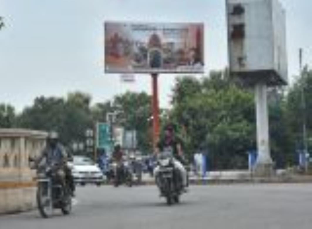 लखनऊ शहर में लगे भारी भरकम होर्डिंग। लखनऊ शहर में लगे भारी भरकम होर्डिंग।
