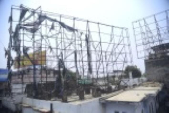 लखनऊ शहर में लगे भारी भरकम होर्डिंग। लखनऊ शहर में लगे भारी भरकम होर्डिंग।