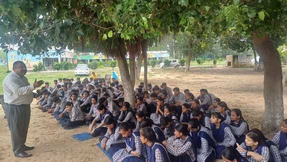 नारायणगढ़ के राजकीय स्कूल में बच्चों को ज्ञान देते शिक्षक। प्रवक्ता