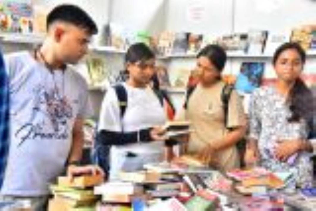 पुस्तक मेले के नौवें दिन उप मुख्यमंत्री ने किया दो पुस्तकों का विमोचन पुस्तक मेले के नौवें दिन उप मुख्यमंत्री ने किया दो पुस्तकों का विमोचन