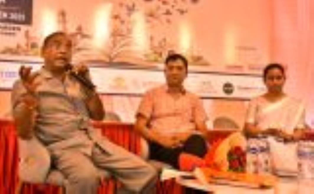 पुस्तक मेले के नौवें दिन उप मुख्यमंत्री ने किया दो पुस्तकों का विमोचन पुस्तक मेले के नौवें दिन उप मुख्यमंत्री ने किया दो पुस्तकों का विमोचन