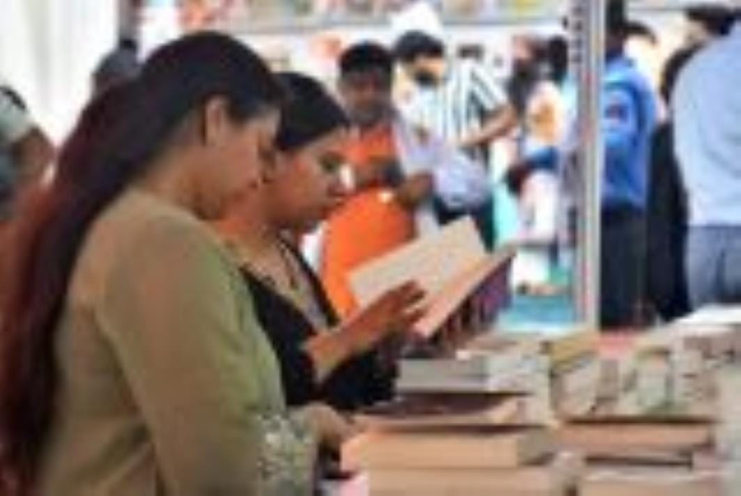 पुस्तक मेले के नौवें दिन उप मुख्यमंत्री ने किया दो पुस्तकों का विमोचन पुस्तक मेले के नौवें दिन उप मुख्यमंत्री ने किया दो पुस्तकों का विमोचन