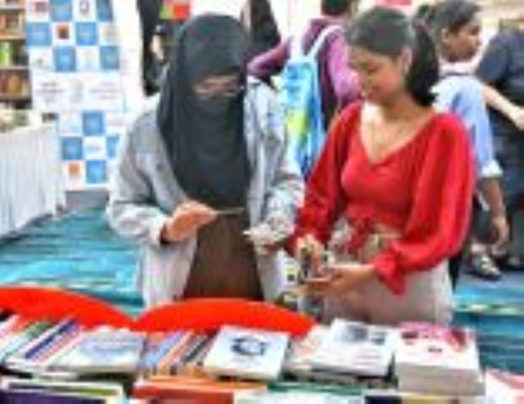 पुस्तक मेले के नौवें दिन उप मुख्यमंत्री ने किया दो पुस्तकों का विमोचन पुस्तक मेले के नौवें दिन उप मुख्यमंत्री ने किया दो पुस्तकों का विमोचन