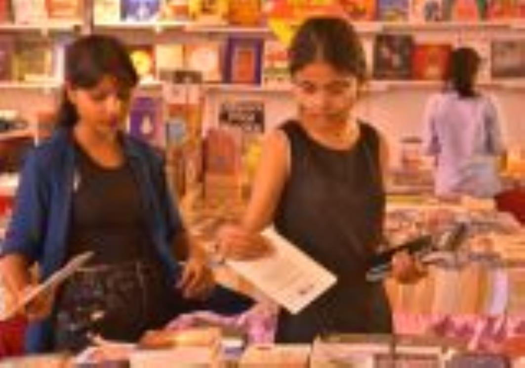 पुस्तक मेले के नौवें दिन उप मुख्यमंत्री ने किया दो पुस्तकों का विमोचन पुस्तक मेले के नौवें दिन उप मुख्यमंत्री ने किया दो पुस्तकों का विमोचन