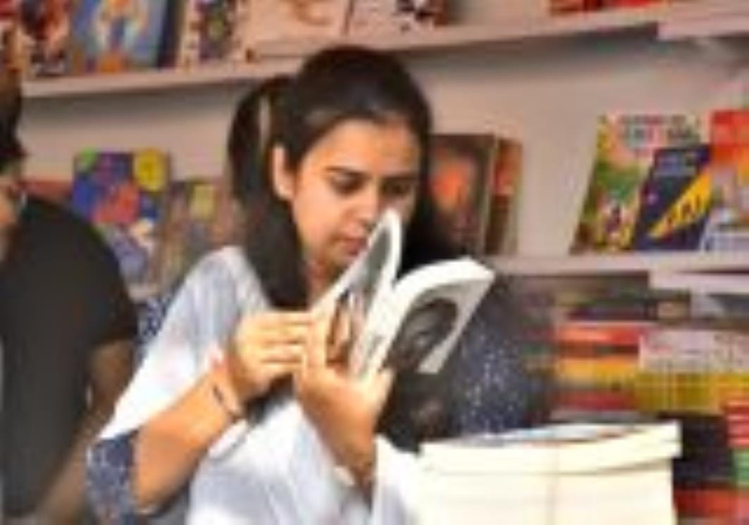 पुस्तक मेले के नौवें दिन उप मुख्यमंत्री ने किया दो पुस्तकों का विमोचन पुस्तक मेले के नौवें दिन उप मुख्यमंत्री ने किया दो पुस्तकों का विमोचन