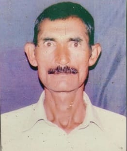 पोस्टमार्टम हाउस के बाहर मौजूद मृतक ओमप्रकाश के परिजन। संवाद पोस्टमार्टम हाउस के बाहर मौजूद मृतक ओमप्रकाश के परिजन। संवाद