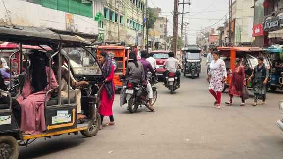 रोडवेज बस स्टेशन के सामने लगा जाम। संवाद रोडवेज बस स्टेशन के सामने लगा जाम। संवाद
