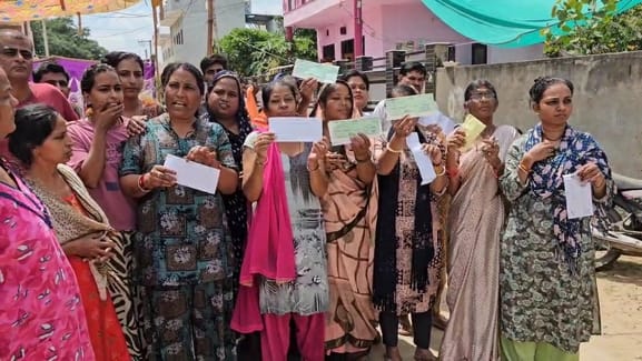 राहत राशि से भड़के स्वास्तिक नगरवासी, जमकर किया प्रदर्शन राहत राशि से भड़के स्वास्तिक नगरवासी, जमकर किया प्रदर्शन