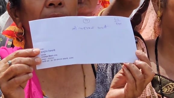 राहत राशि से भड़के स्वास्तिक नगरवासी, जमकर किया प्रदर्शन राहत राशि से भड़के स्वास्तिक नगरवासी, जमकर किया प्रदर्शन