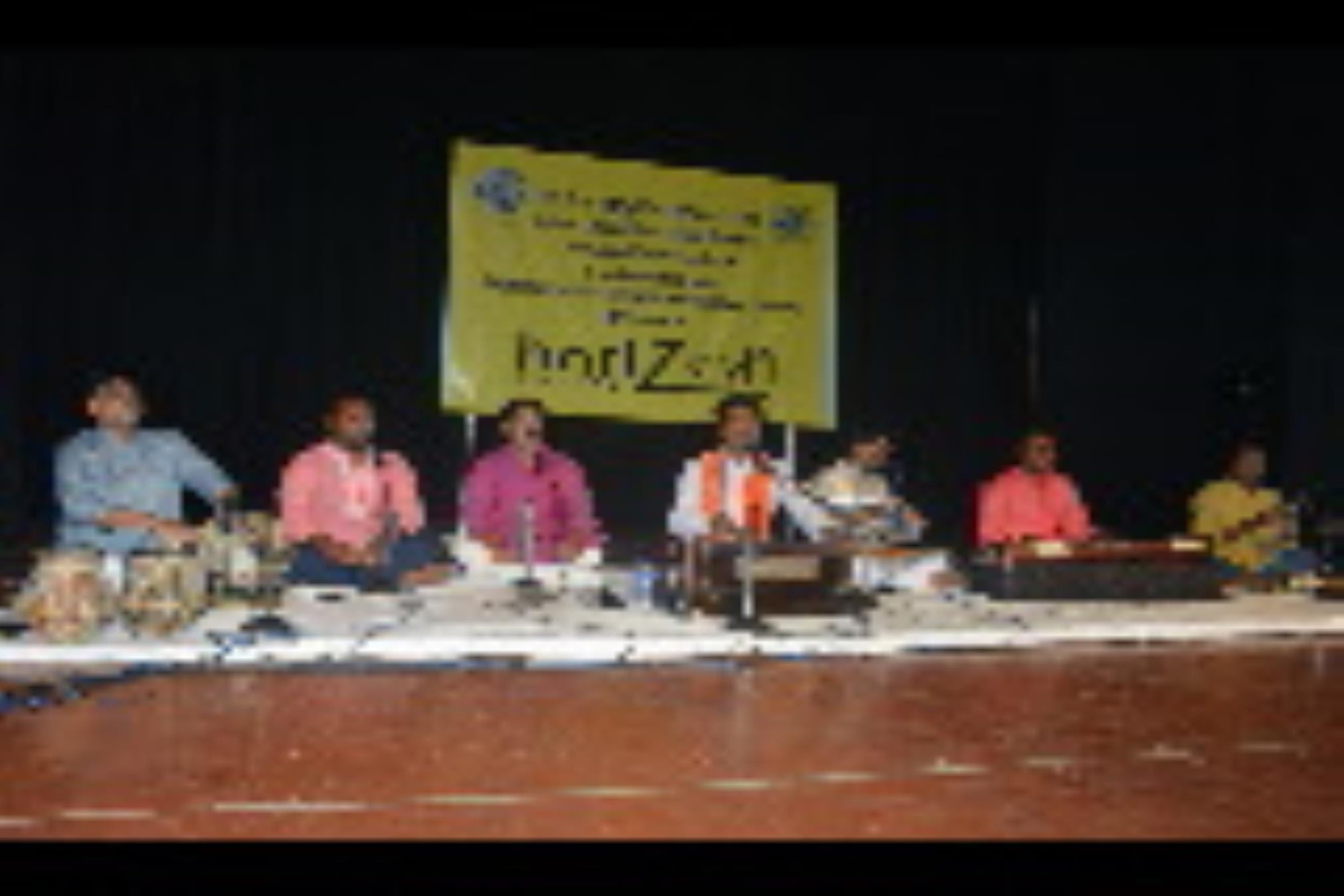 राय उमानाथ बली सभागार में आईसीसीआर की ओर से आयाजित भक्ति संगीत संध्या में गाने की प्रस्तुति दे राय उमानाथ बली सभागार में आईसीसीआर की ओर से आयाजित भक्ति संगीत संध्या में गाने की प्रस्तुति दे