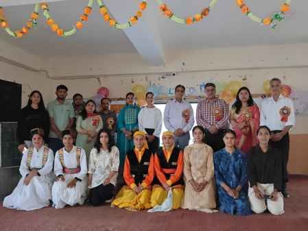 सराहां महाविद्यालय में हिंदी दिवस पर आयोजित कार्यक्रम में नाटी डालती छात्राएं। स्रोत कालेज