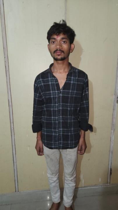 सीसीटीवी में युवक के साथ साइकिल पर जाते दिखे बच्चे एवं पुलिस की गिरफ्त आरोपी विजय शर्मा। सीसीटीवी में युवक के साथ साइकिल पर जाते दिखे बच्चे एवं पुलिस की गिरफ्त आरोपी विजय शर्मा।