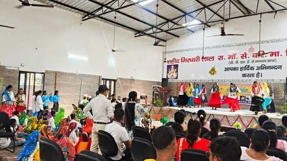 सीवन के कन्या विद्यालय की छात्राएं जो डांस प्रतियोगिता में ब्लॉक स्तर में प्रथम आई। सीवन के कन्या विद्यालय की छात्राएं जो डांस प्रतियोगिता में ब्लॉक स्तर में प्रथम आई।