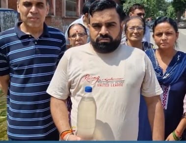 सीवर होता ओवरफ्लो। यहीं से पेयजल पाइपलाइन में मिलता है गंदा पानी