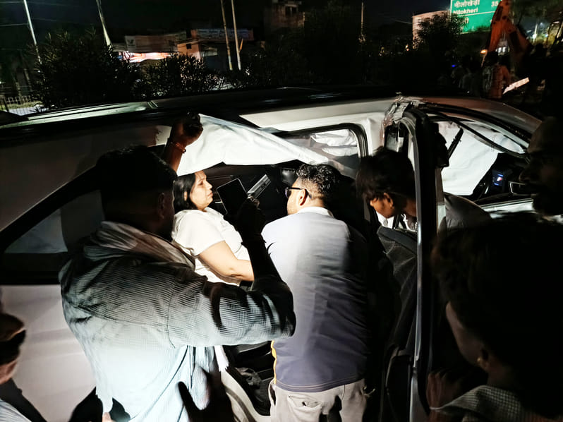 शाहाबाद। हाईवे पर हादसाग्रस्त जेसीबी और पिकअप गाडी। इंटरनेट शाहाबाद। हाईवे पर हादसाग्रस्त जेसीबी और पिकअप गाडी। इंटरनेट