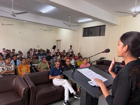 शहजादपुर के राजकीय महिला महाविद्यालय में आयोजित प्रतियोगिता में प्रतिभा दिखाती छात्रा। प्रवक्ता