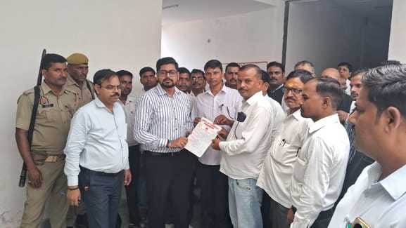 तहसील में धरना प्रदर्शन करते अधिवक्ता। स्रोत : सोशल मीडिया तहसील में धरना प्रदर्शन करते अधिवक्ता। स्रोत : सोशल मीडिया
