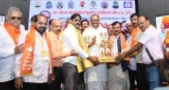 टेंट-कैटरर्स और डेकोरेशन वेलफेयर एसो. के कार्यक्रम में डिप्टी सीएम ब्रजेश पाठक का सम्मान करते व टेंट-कैटरर्स और डेकोरेशन वेलफेयर एसो. के कार्यक्रम में डिप्टी सीएम ब्रजेश पाठक का सम्मान करते व