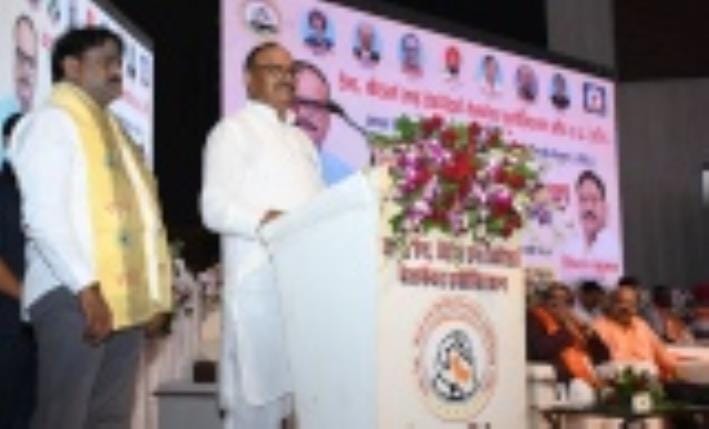 टेंट-कैटरर्स और डेकोरेशन वेलफेयर एसो. के कार्यक्रम में डिप्टी सीएम ब्रजेश पाठक का सम्मान करते व टेंट-कैटरर्स और डेकोरेशन वेलफेयर एसो. के कार्यक्रम में डिप्टी सीएम ब्रजेश पाठक का सम्मान करते व