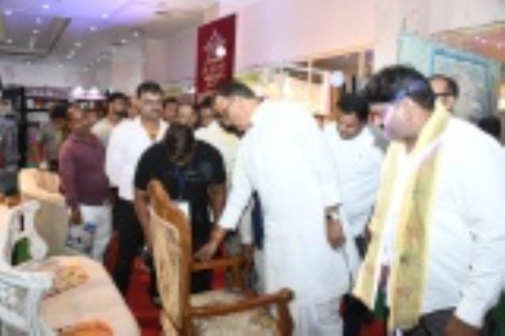 टेंट-कैटरर्स और डेकोरेशन वेलफेयर एसो. के कार्यक्रम में डिप्टी सीएम ब्रजेश पाठक का सम्मान करते व टेंट-कैटरर्स और डेकोरेशन वेलफेयर एसो. के कार्यक्रम में डिप्टी सीएम ब्रजेश पाठक का सम्मान करते व