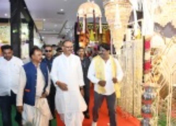टेंट-कैटरर्स और डेकोरेशन वेलफेयर एसो. के कार्यक्रम में डिप्टी सीएम ब्रजेश पाठक का सम्मान करते व टेंट-कैटरर्स और डेकोरेशन वेलफेयर एसो. के कार्यक्रम में डिप्टी सीएम ब्रजेश पाठक का सम्मान करते व