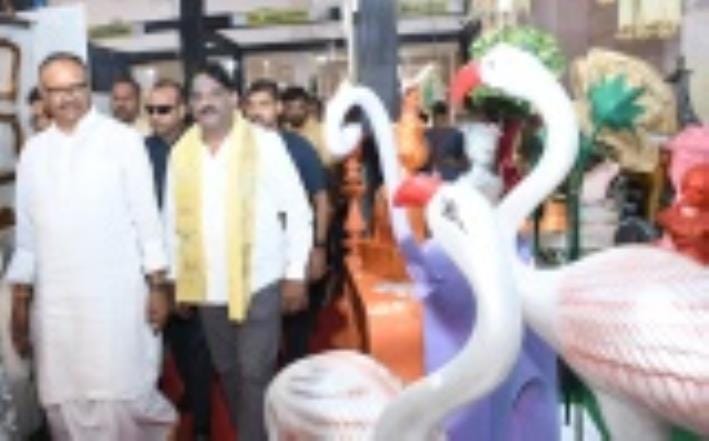 टेंट-कैटरर्स और डेकोरेशन वेलफेयर एसो. के कार्यक्रम में डिप्टी सीएम ब्रजेश पाठक का सम्मान करते व टेंट-कैटरर्स और डेकोरेशन वेलफेयर एसो. के कार्यक्रम में डिप्टी सीएम ब्रजेश पाठक का सम्मान करते व