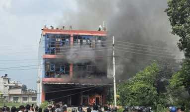 धनगढ़ी-नेपाल में हुई आगजनी में जलती बिल्डिंग। फाइल फोटो धनगढ़ी-नेपाल में हुई आगजनी में जलती बिल्डिंग। फाइल फोटो