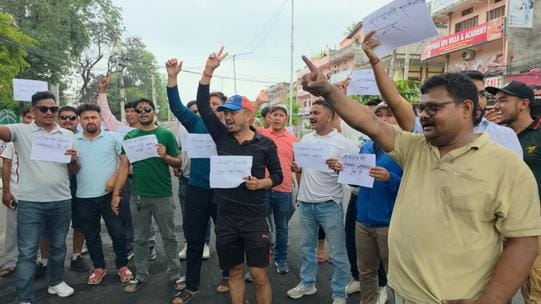 धनगढ़ी-नेपाल में हुई आगजनी में जलती बिल्डिंग। फाइल फोटो धनगढ़ी-नेपाल में हुई आगजनी में जलती बिल्डिंग। फाइल फोटो