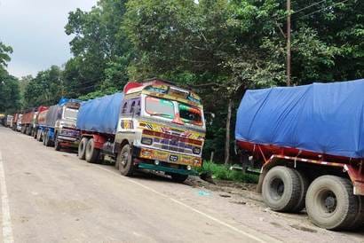 धनगढ़ी-नेपाल में हुई आगजनी में जलती बिल्डिंग। फाइल फोटो धनगढ़ी-नेपाल में हुई आगजनी में जलती बिल्डिंग। फाइल फोटो
