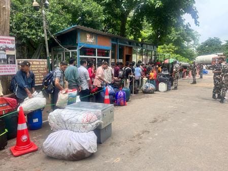 धनगढ़ी-नेपाल में हुई आगजनी में जलती बिल्डिंग। फाइल फोटो धनगढ़ी-नेपाल में हुई आगजनी में जलती बिल्डिंग। फाइल फोटो