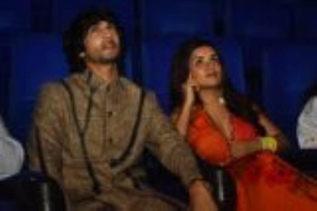 12 सितंबर को रिलीज हुई फिल्म ''लव इन वियतनाम'' के अभिनेता शांतनु माहेश्वरी और अभिनेत्री अवनीत क 12 सितंबर को रिलीज हुई फिल्म ''लव इन वियतनाम'' के अभिनेता शांतनु माहेश्वरी और अभिनेत्री अवनीत क