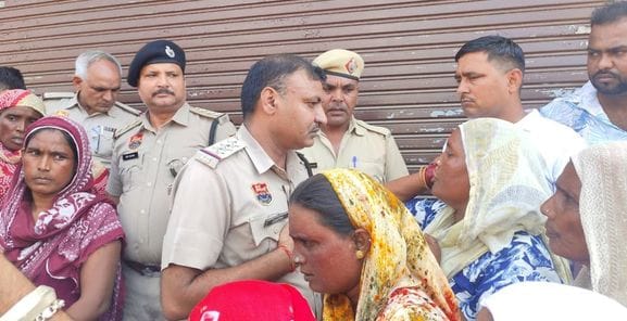 14जेएनडी36-अस्पताल के बाहर एकत्रित हुए परिजन। संवाद 14जेएनडी36-अस्पताल के बाहर एकत्रित हुए परिजन। संवाद
