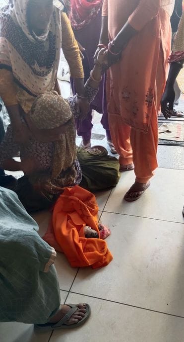14जेएनडी36-अस्पताल के बाहर एकत्रित हुए परिजन। संवाद 14जेएनडी36-अस्पताल के बाहर एकत्रित हुए परिजन। संवाद