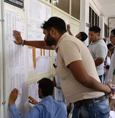 151.... नैशनल लोक अदालत में अपनी कोर्ट व अपने नंबर की जानकारी लेते लोग। संवाद 151.... नैशनल लोक अदालत में अपनी कोर्ट व अपने नंबर की जानकारी लेते लोग। संवाद