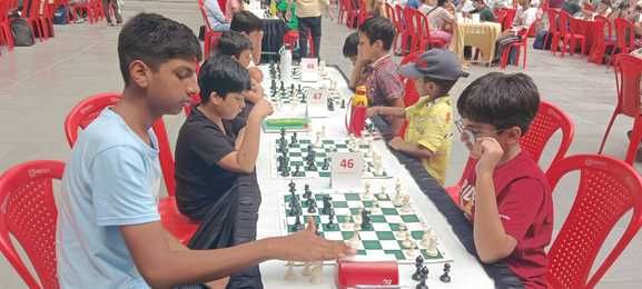 अंबाला सिटी के पुलिस डीएवी स्कूल में छह साल के बच्चे मनन के साथ शतरंज की चाल खेलते हुए अंबाला प