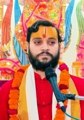 अल्हागंज के बारहपत्थर मंदिर प्रांगण में श्रीराम कथा सुनाते कथाव्यास सत्यदेव द्विवेदी। संवाद